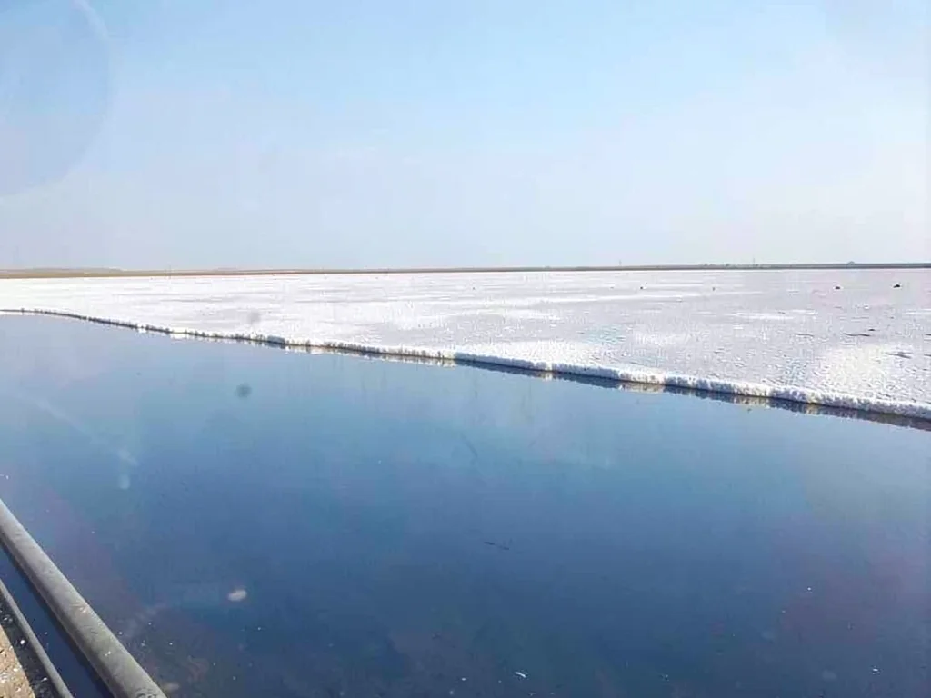 Horizon line completely dissolved in mirror