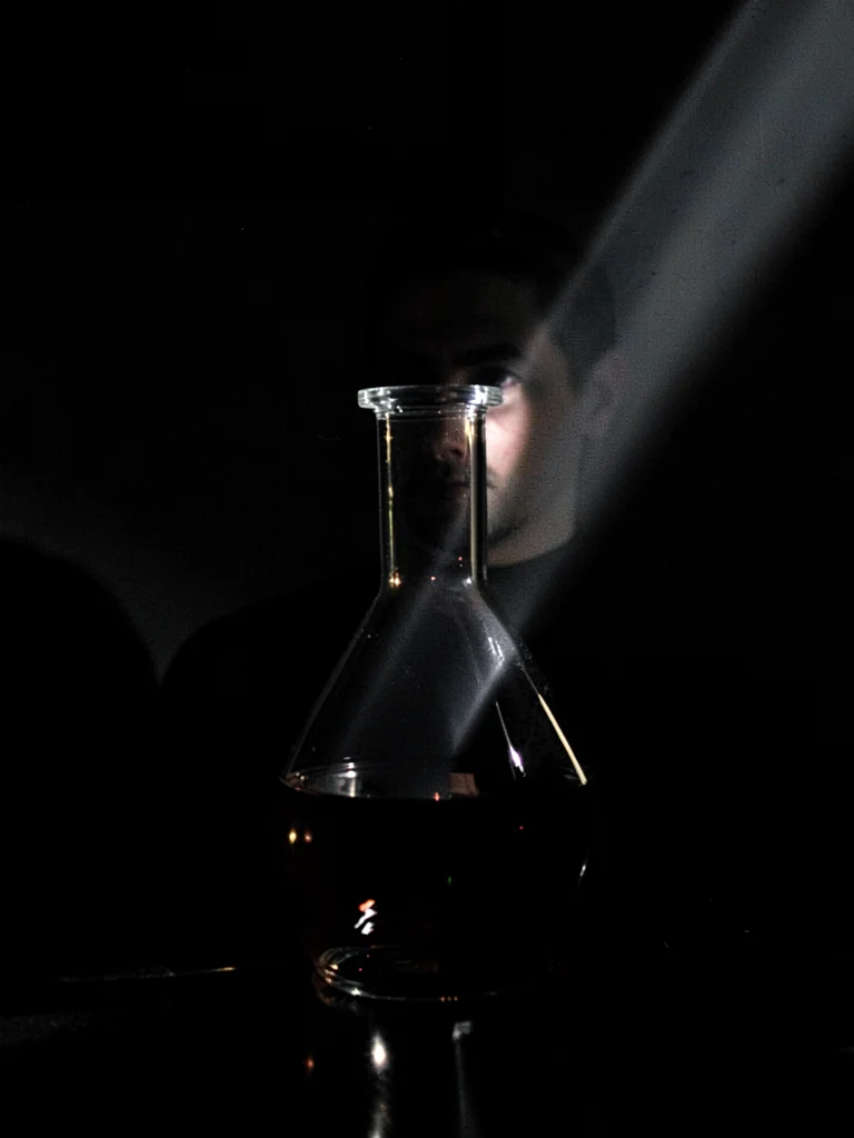 Wine decanter with light shaft
