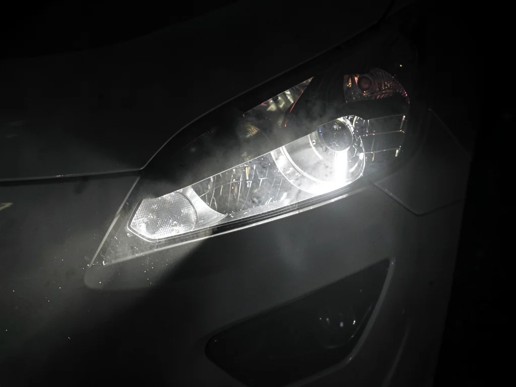 Car headlight illuminating fog
