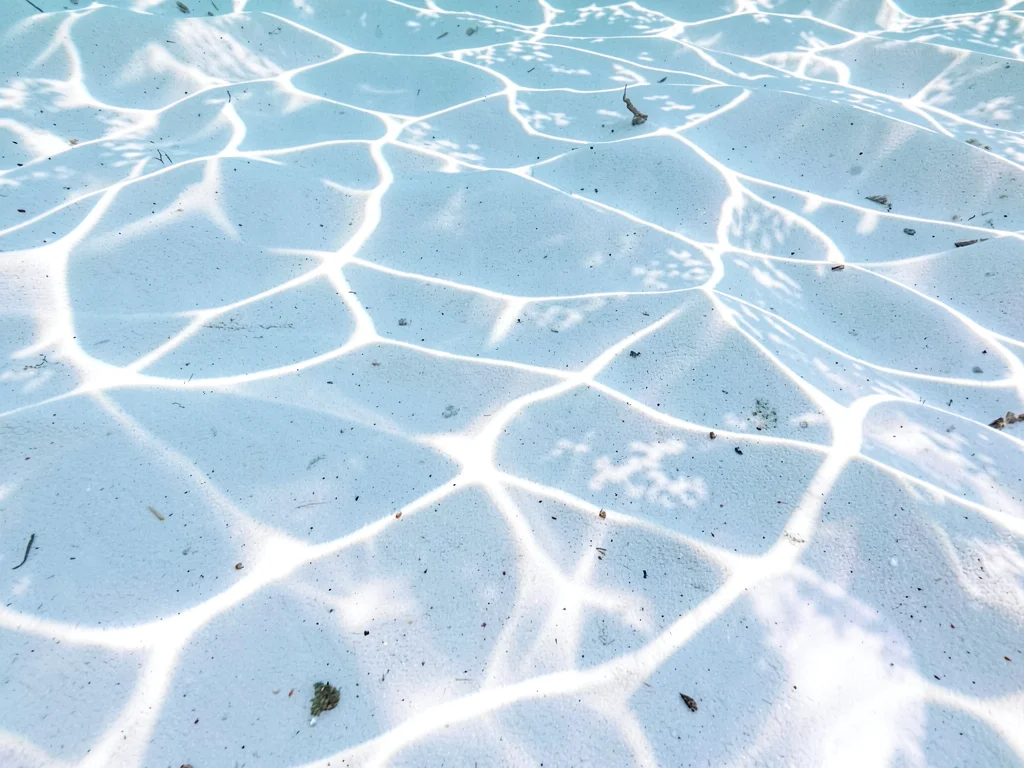 Light pattern frozen at fast shutter on pure white sand