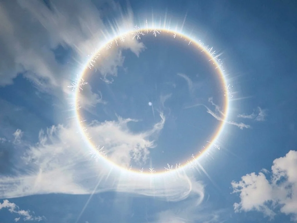 Moon halo with crisp 22-degree ring