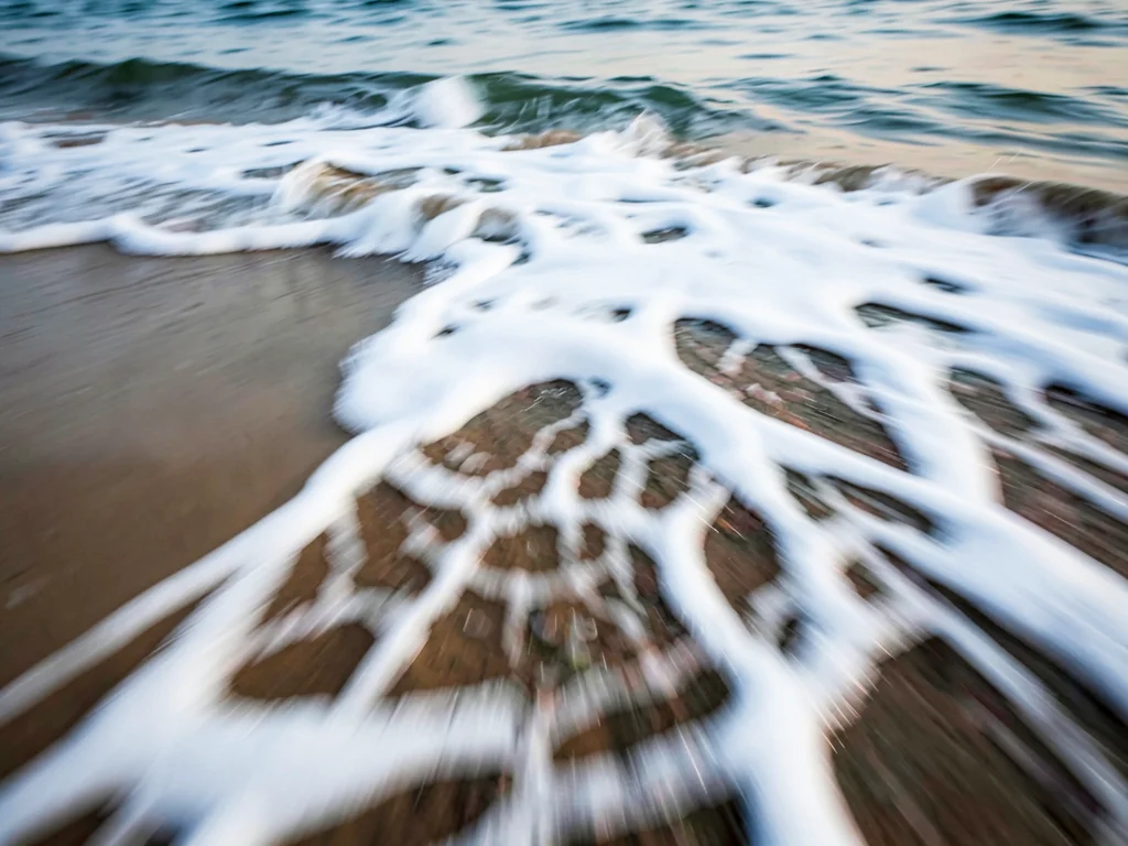 Foam pattern tracing current in blur
