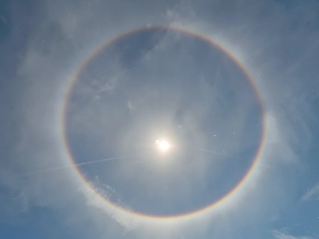 Upper tangent arc touching top of halo