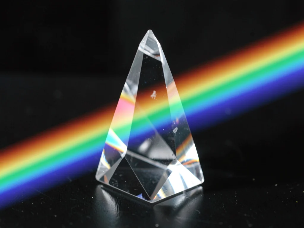 Single prism splitting white light into clean spectrum