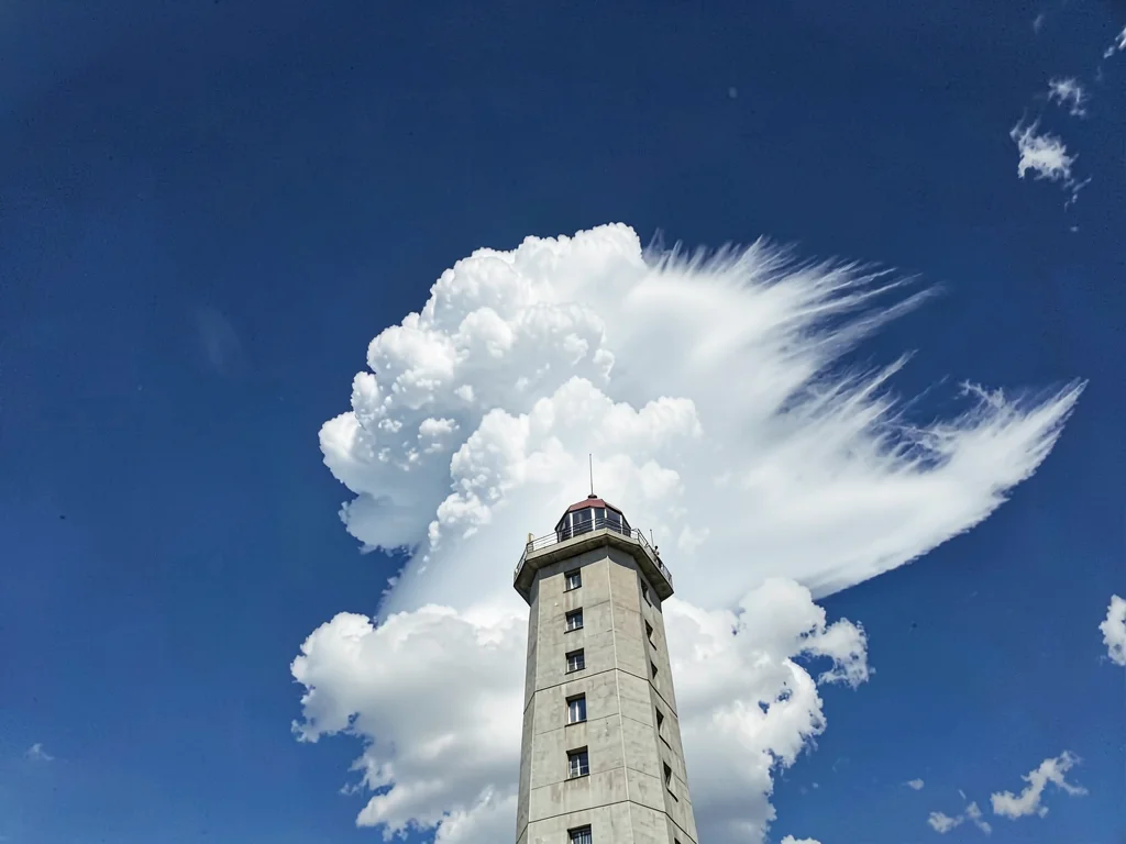 Back-sheared anvil showing wind aloft