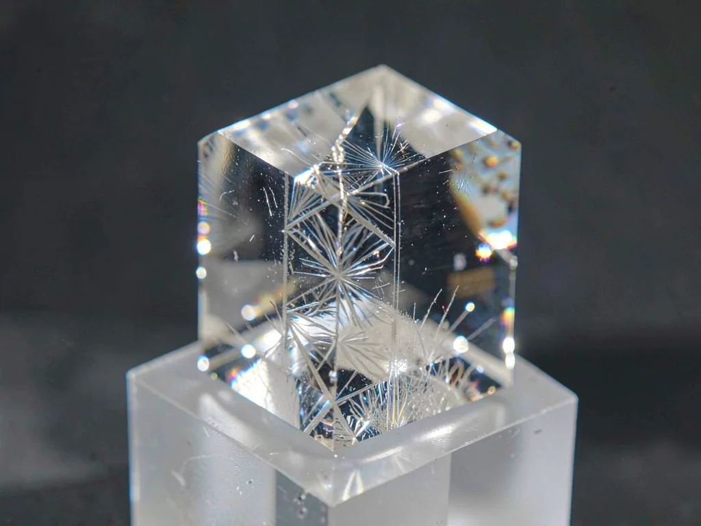 Single crystal showing internal plane reflections