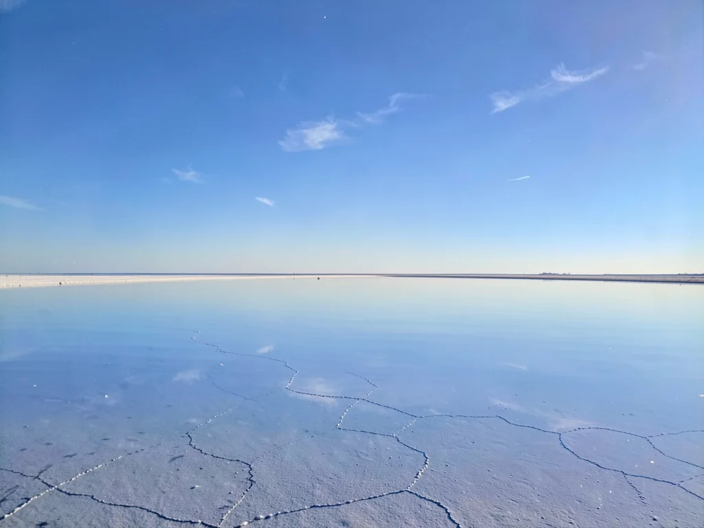 Clear sky reflection creating pure gradient field