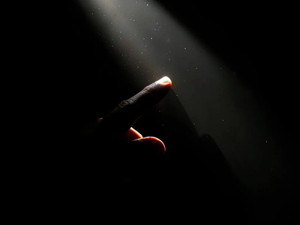 Hand catching single light shaft