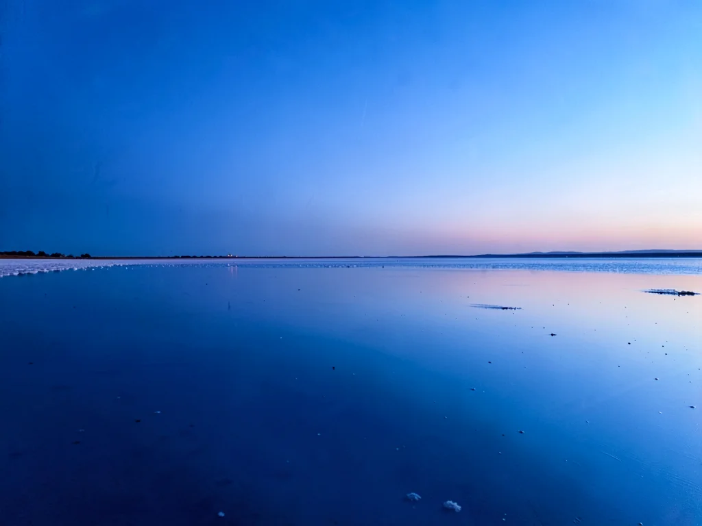 Blue hour gradient mirrored in infinite blue