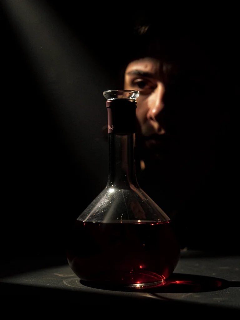 Wine decanter with light shaft