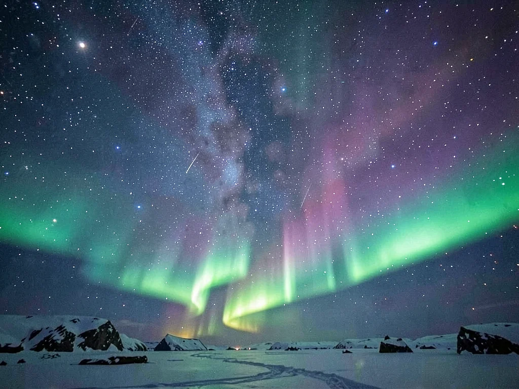 Strong display washing out all but brightest stars