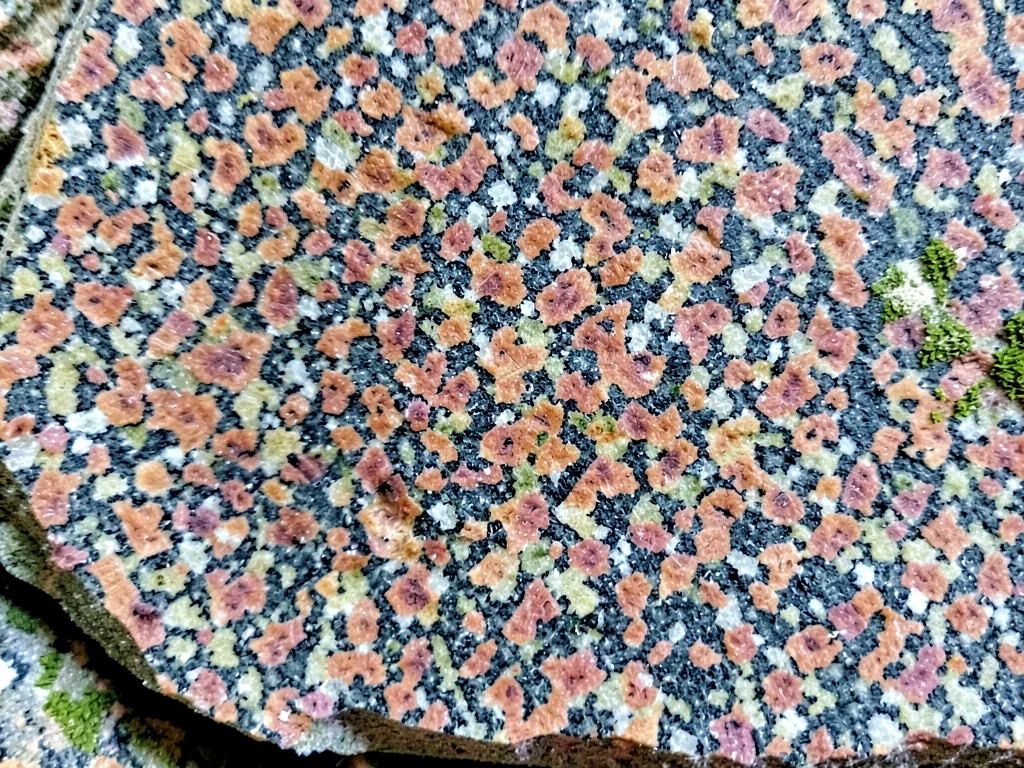 Grain size variation in granite body