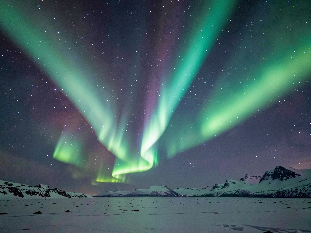 Multiple curtain bands arranged across sky